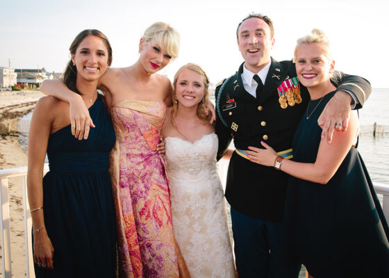 FOTO: 8 celebrități care au apărut la nunțile fanilor și au surprins pe toată lumea