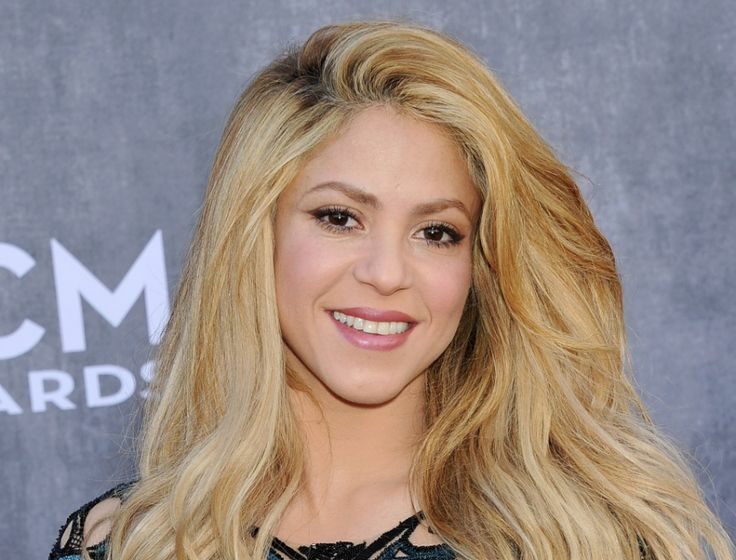 FOTO: Shakira a făcut o schimbare radicală de look. Îi stă bine roșcată?