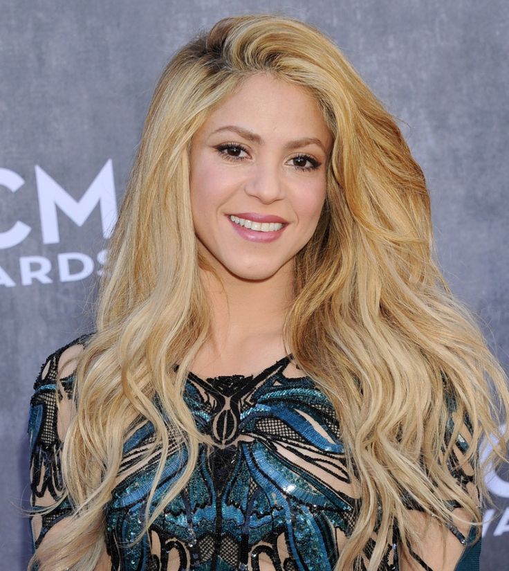 FOTO: Shakira a făcut o schimbare radicală de look. Îi stă bine roșcată?