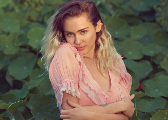 FOTO: Miley Cyrus s-a fotografiat goală, în pat, și a încins Instagram-ul