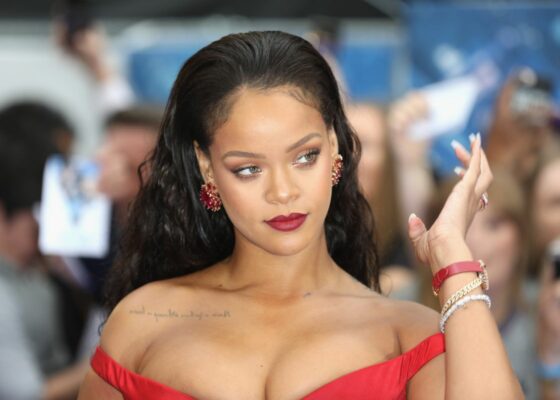 FOTO: Rihanna și-a vopsit părul ALBASTRU și e de nerecunoscut. Îți place noul look?