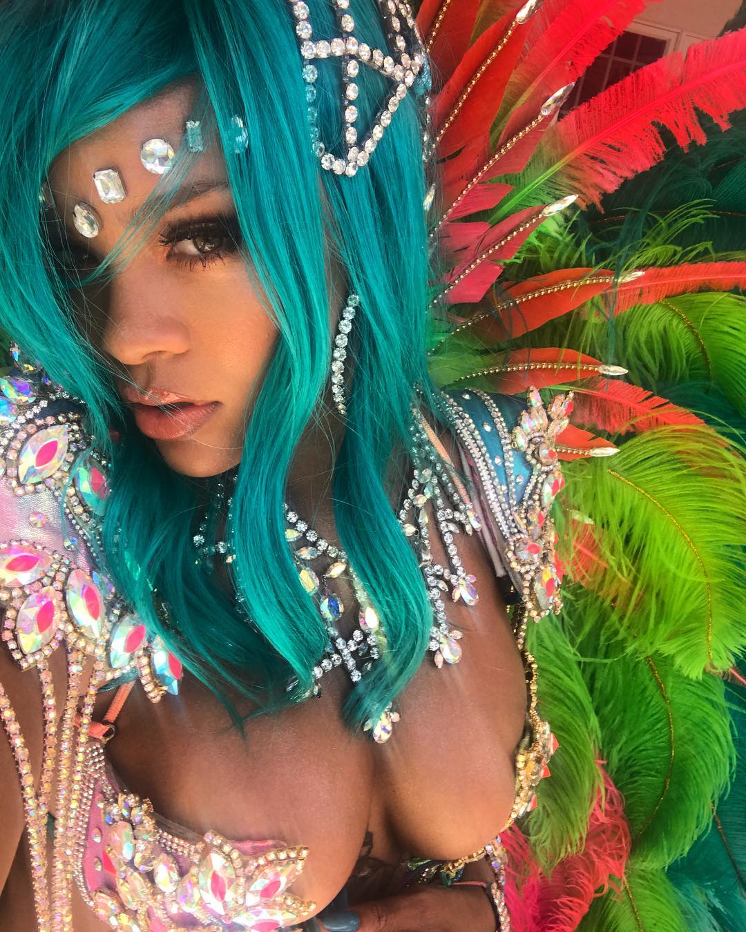Rihanna a făcut senzație la Carnavalul din Barbados. A purtat un costum minuscul, în ciuda kilogramelor în plus