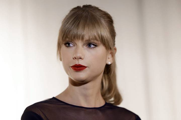 WTF! Taylor Swift cere daune de 1 DOLAR în procesul de agresiune sexuală