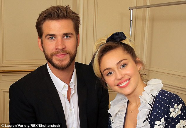 Miley Cyrus și Liam Hemsworth au fost surprinși purtând verighete. S-au căsătorit?