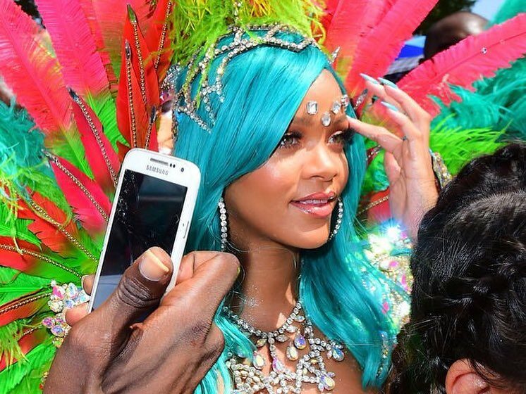 TOP cele mai îndrăznețe ținute de carnaval purtate de Rihanna de-a lungul timpului