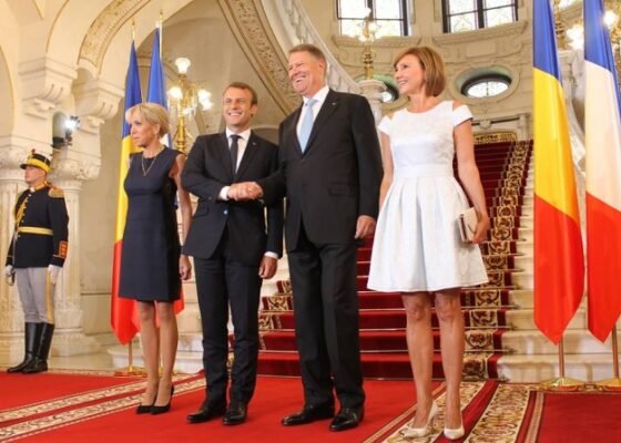 După Robbie Williams care i-a cântat ”La mulţi ani” Andrei, Preşedintele Franţei recunoaşte că a venit în România pentru un autograf de la Andra