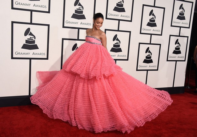 TOP 15 cele mai extravagante ținute pe care le-a purtat Rihanna
