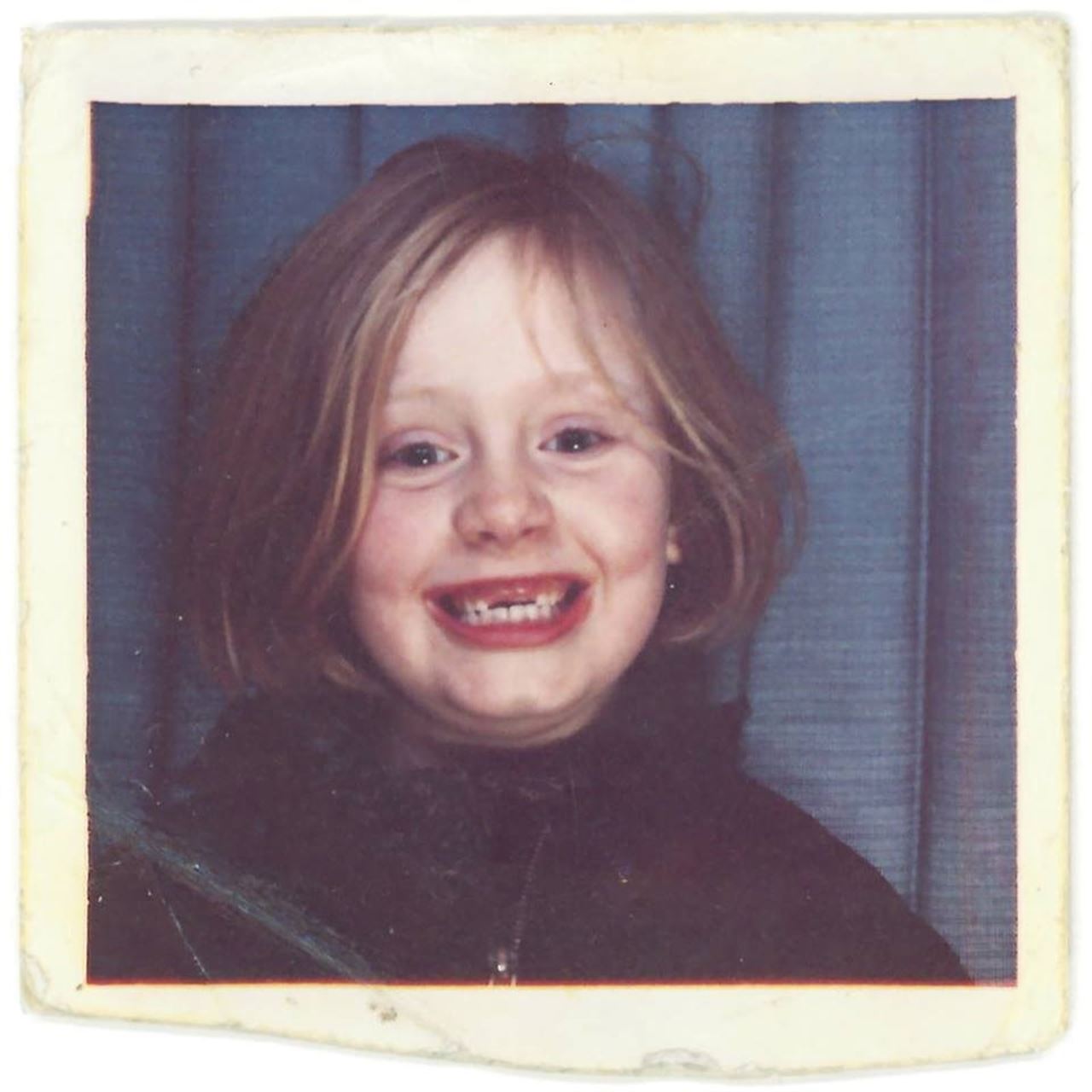 FOTO | Îți vine să crezi că așa arăta Adele în copilărie? Vezi fotografii cu încă 11 artiști