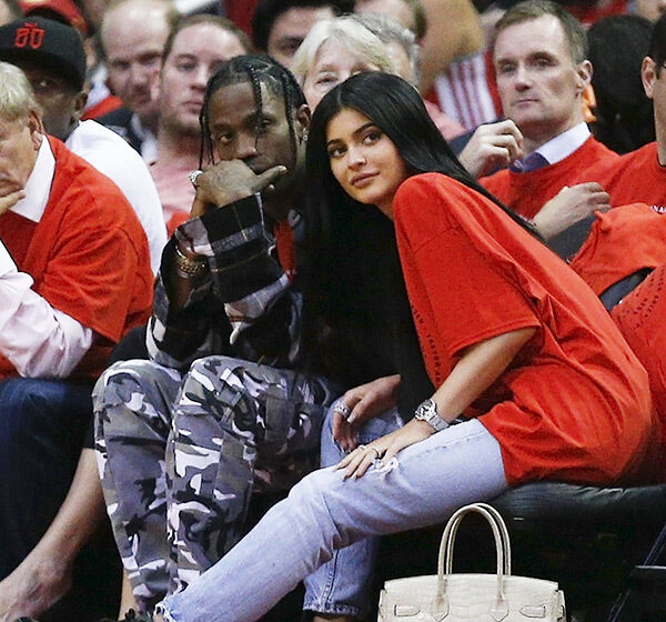 OMG! Kylie Jenner e însărcinată cu rapper-ul Travis Scott și internetul a luat-o razna