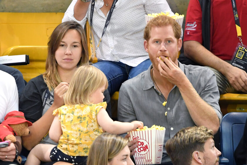 VIDEO: O fetiță fură popcorn de la prințul Harry, iar momentul a devenit VIRAL