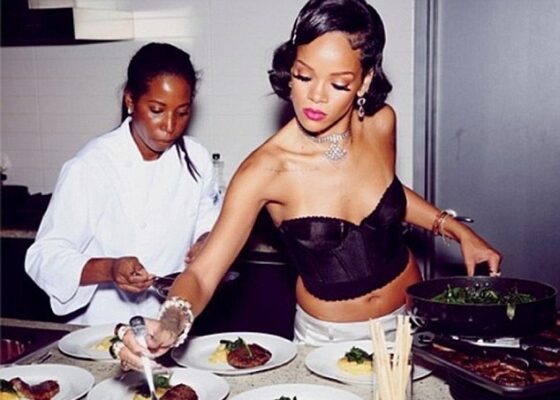 După ce a fost acuzată că s-a îngrășat, Rihanna dezvăluie ce mănâncă în backstage