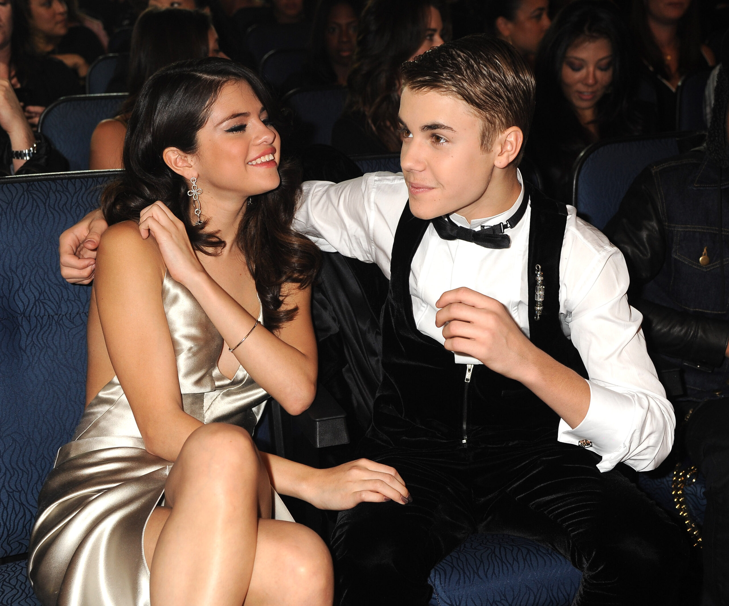 FOTO: Selena și Bieber s-au întâlnit și fanii au luat-o razna. Biebs a fost acasă la ea!