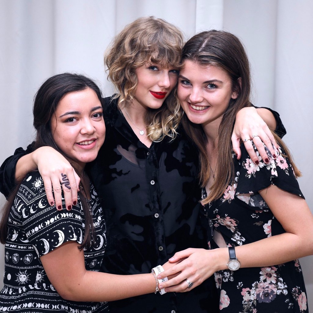 VIDEO OMG | Taylor Swift a invitat zeci de fani la ea acasă pentru a asculta împreună, în PREMIERĂ, albumul Reputation