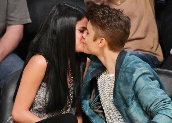 FOTO: Selena și Bieber au fost fotografiați în timp ce se sărutau și internetul a luat-o razna
