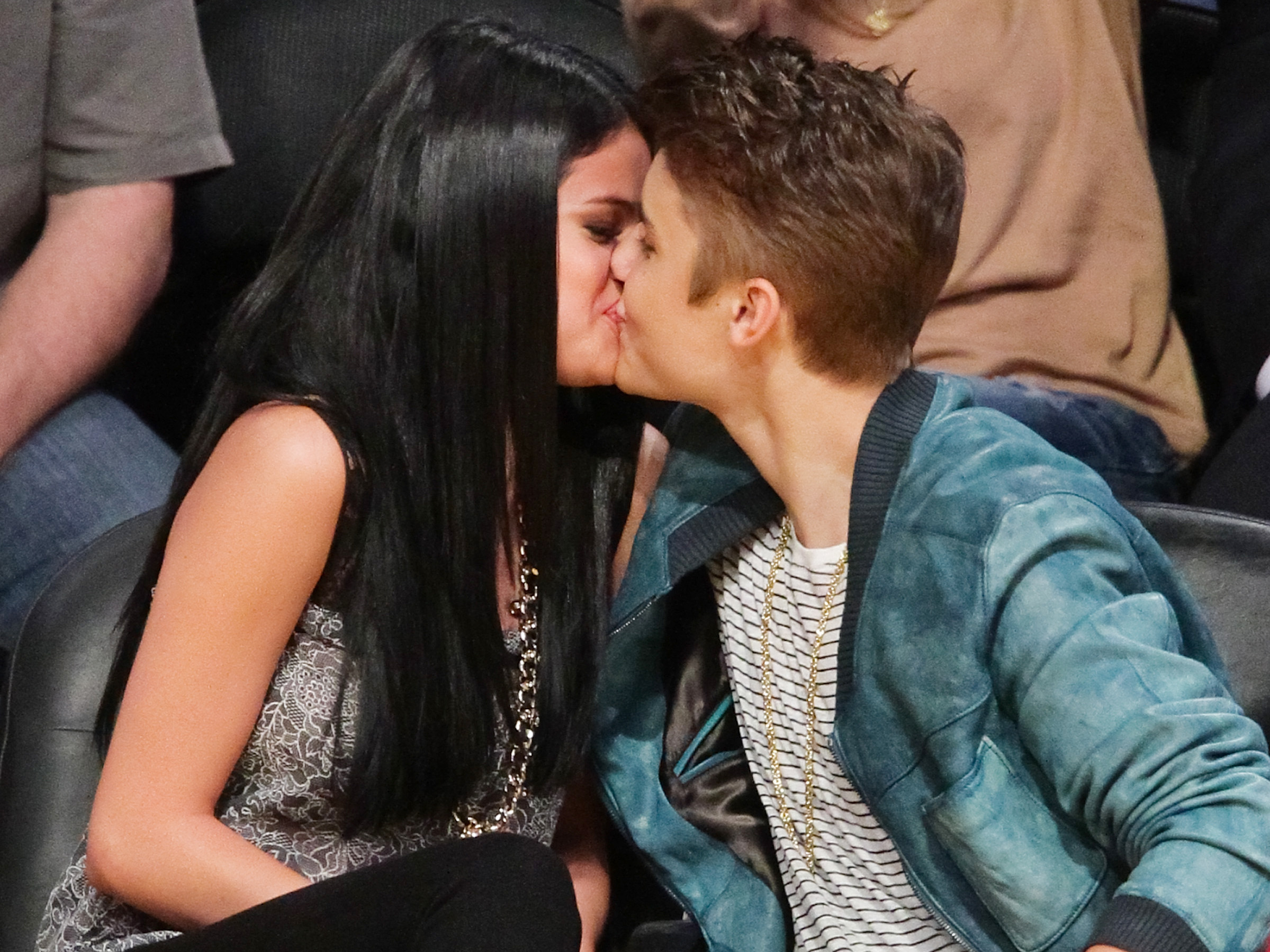 FOTO: Selena și Bieber au fost fotografiați în timp ce se sărutau și internetul a luat-o razna
