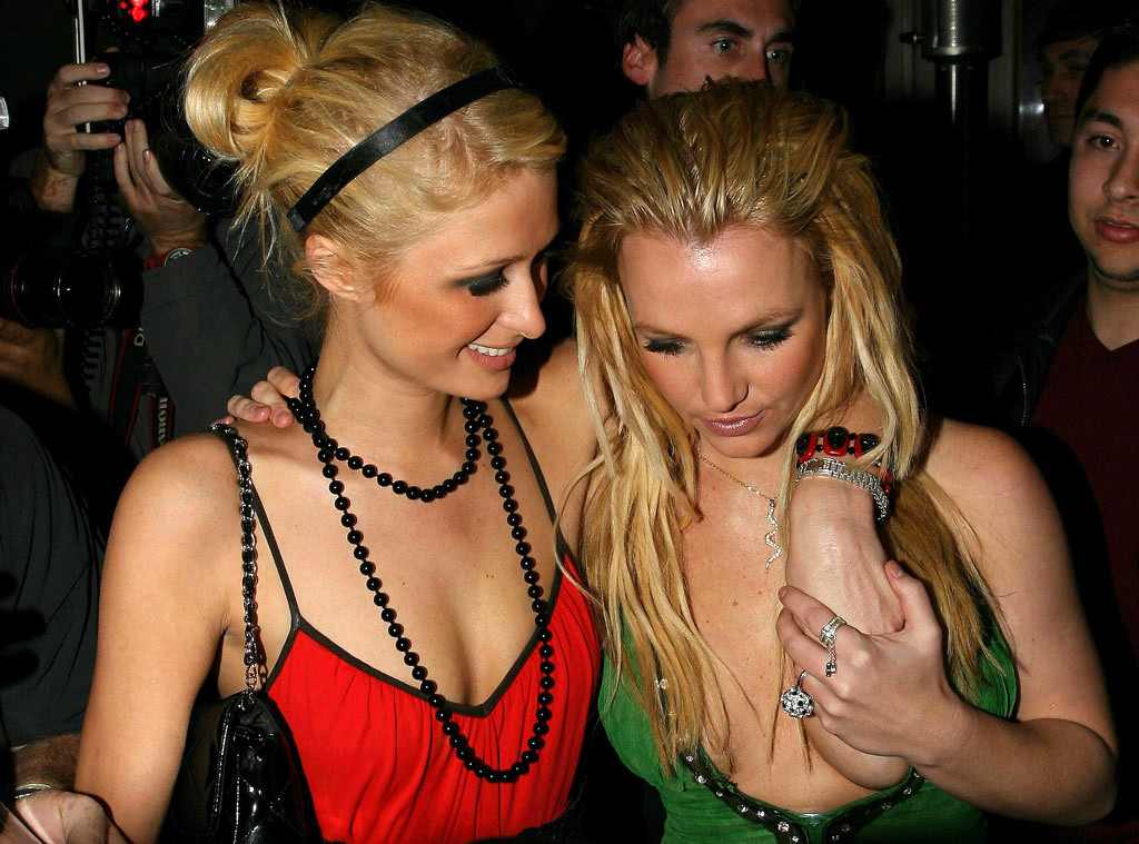 Paris Hilton și Britney Spears s-au făcut de râs! Susțin că ele au inventat selfie-ul!