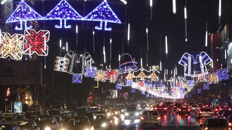 FOTO FUN! Cum ar arăta Moș Crăciun îmbrăcat în funcție de luminițele tradiționale din București!
