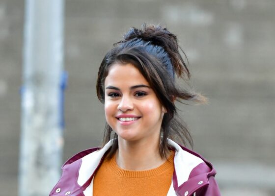 FOTO: Așa arată Selena nemachiată și cu părul nearanjat. Pozele pe care le vrea șterse de pe net!