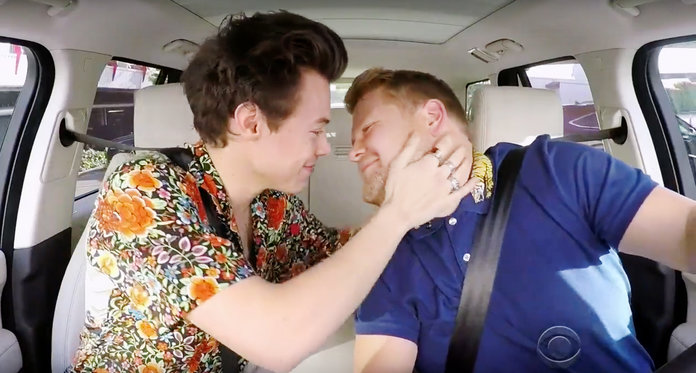 WTF?! Harry Styles l-a sărutat pe gură pe James Corden, iar momentul a fost filmat