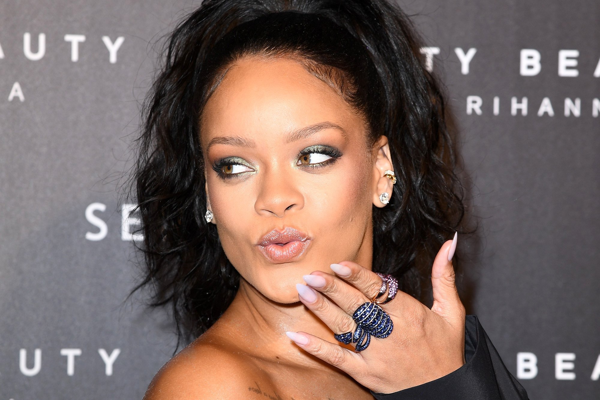 FOTO | Rihanna nu mai arată așa cum o știai. S-a vopsit și e de nerecunoscut!