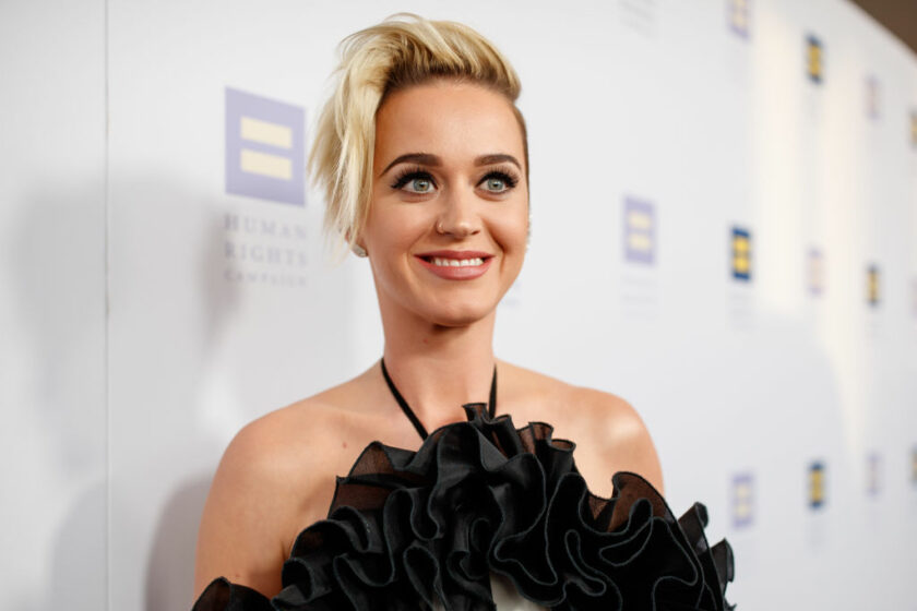 FOTO: Katy Perry s-a transformat în regina Maria Antoaneta pentru un nou videoclip