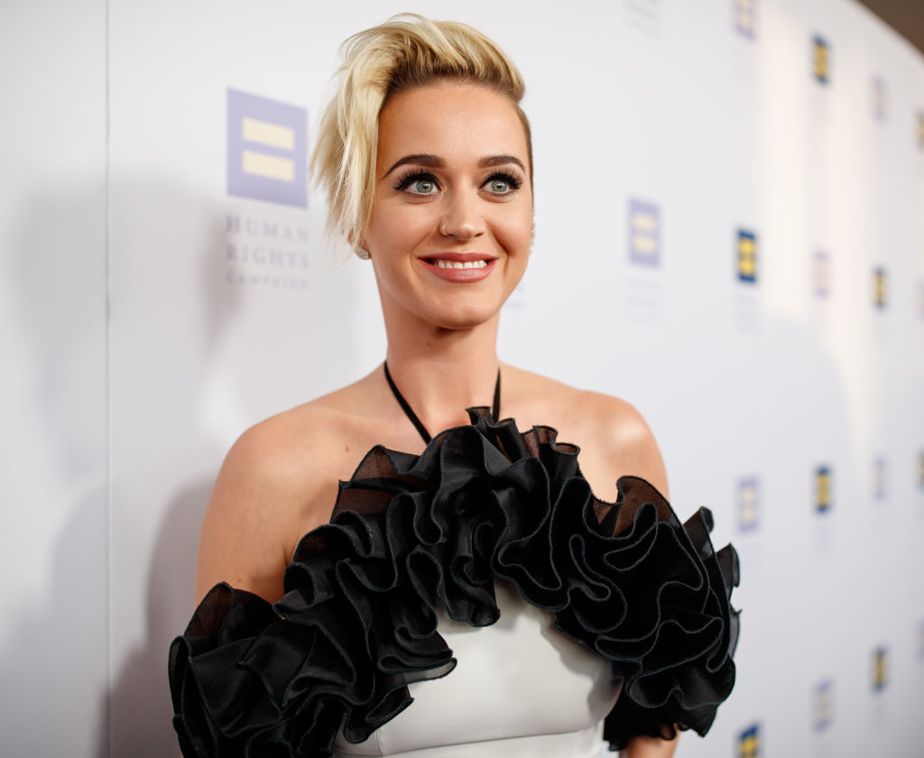 FOTO: Katy Perry s-a transformat în regina Maria Antoaneta pentru un nou videoclip
