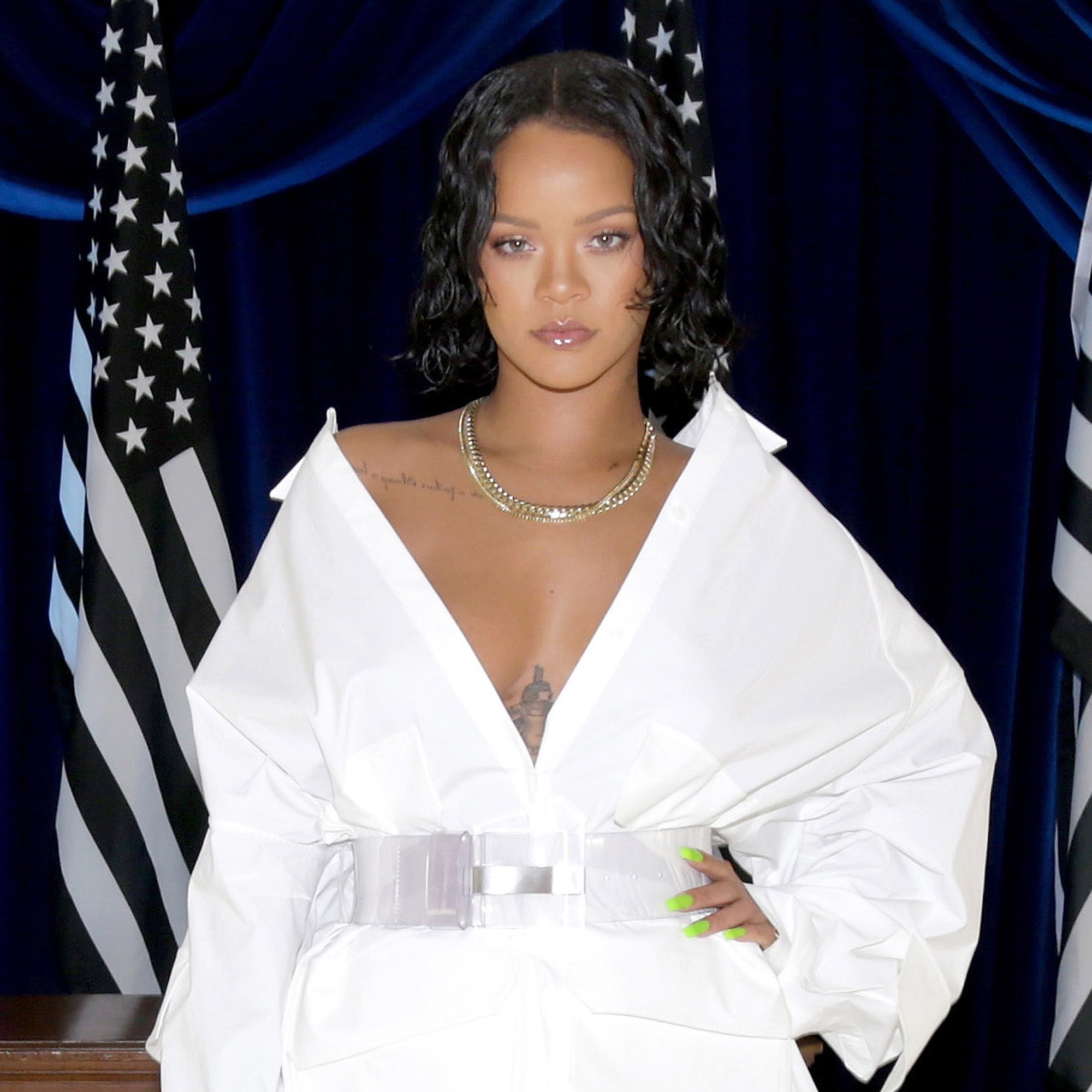 FOTO: Rihanna a scandalizat internetul. Cum s-a îmbrăcat la înmormântarea vărului ei