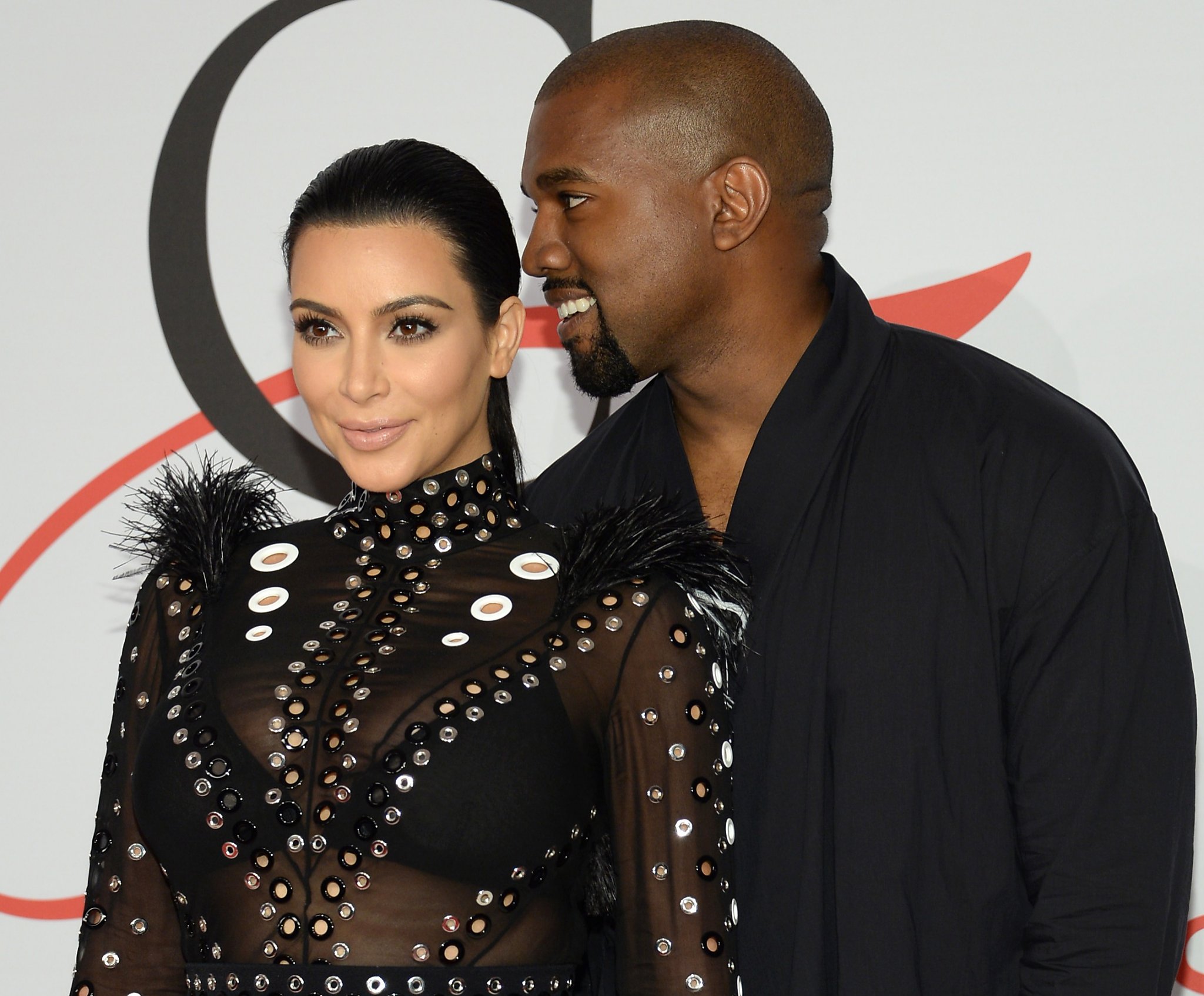 Kim Kardashian și Kanye West au devenit părinți pentru a treia oară. Fetița lor s-a născut
