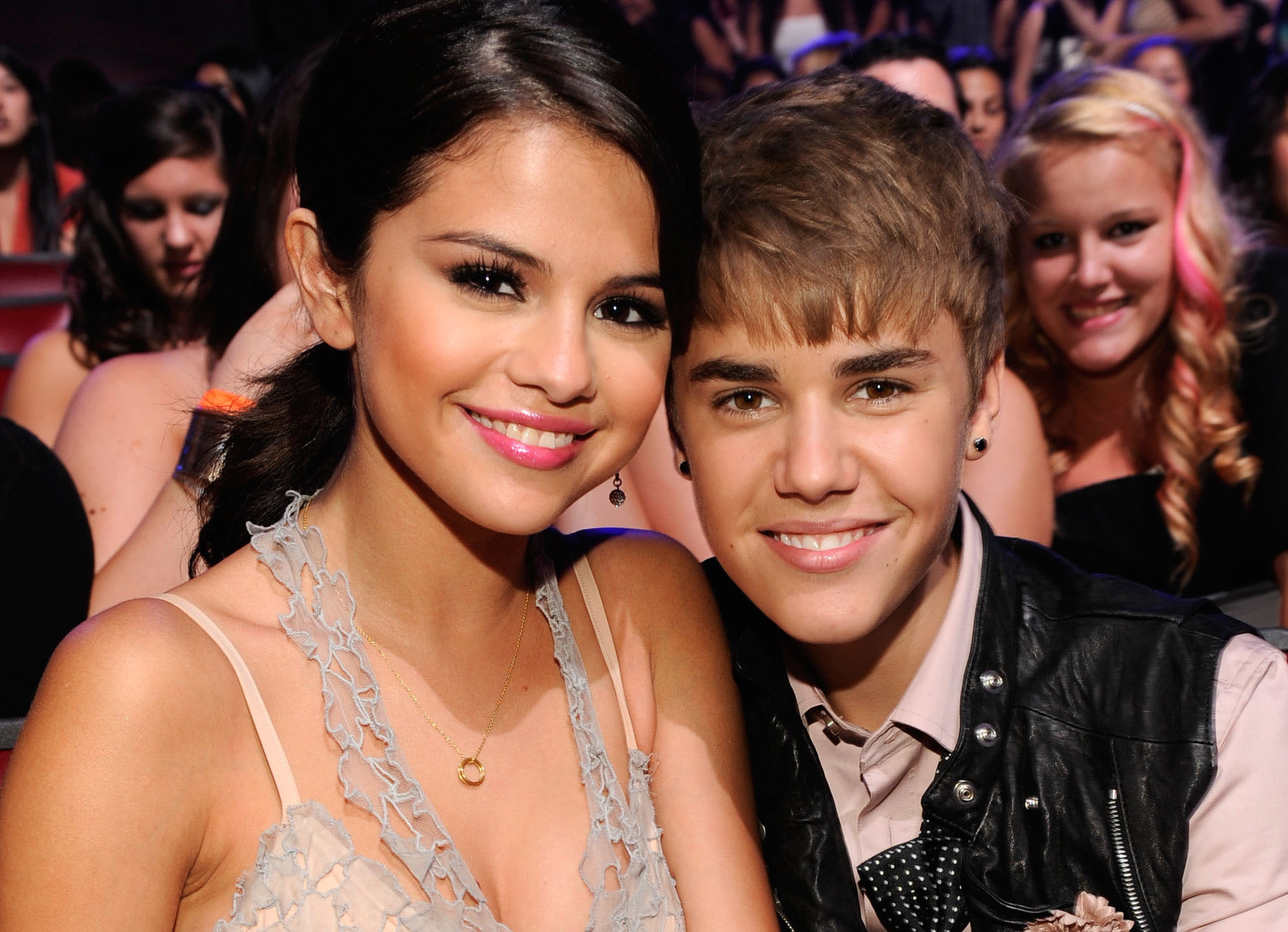 OMG! Motivul pentru care Bieber și Selena au lipsit de la Premiile Grammy