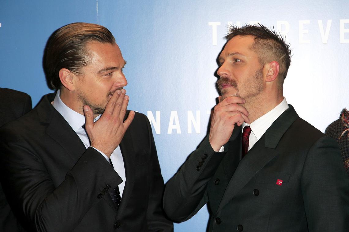 Așa cevaaa! Tom Hardy a pierdut un pariu cu Leonardo DiCaprio și a trebuit să-și tatueze ASTA!