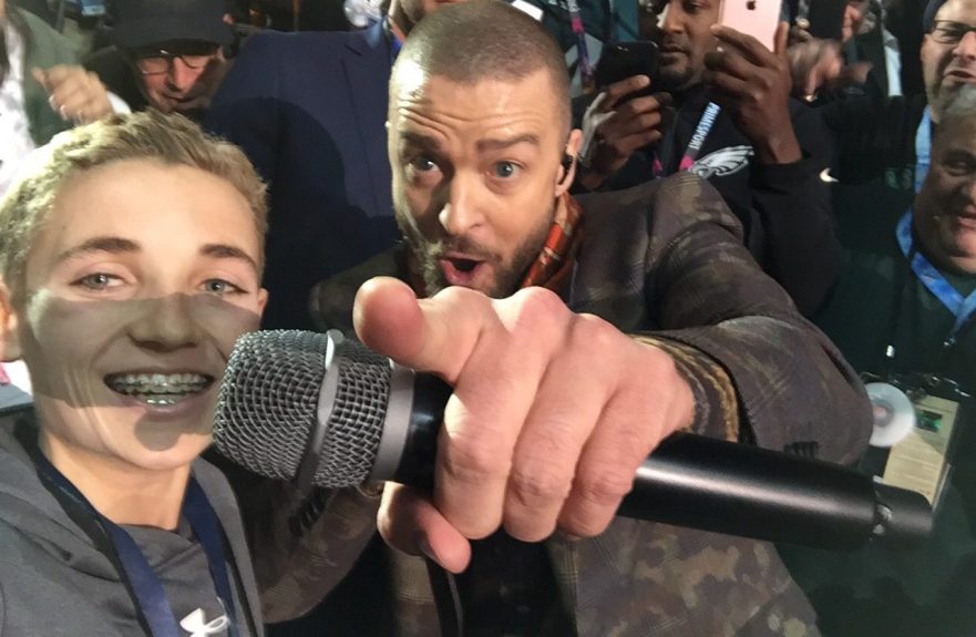 VIRAL | Un puști de 13 ani a refăcut selfie-ul lui Ellen de la Oscar, la Super Bowl. Habar n-avea ce va urma!