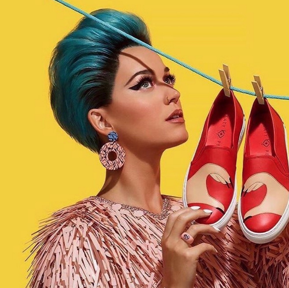 FOTO | Katy Perry îi face concurență Rihannei: și-a lansat propria colecție de pantofi! Uite cât sunt de urâți!