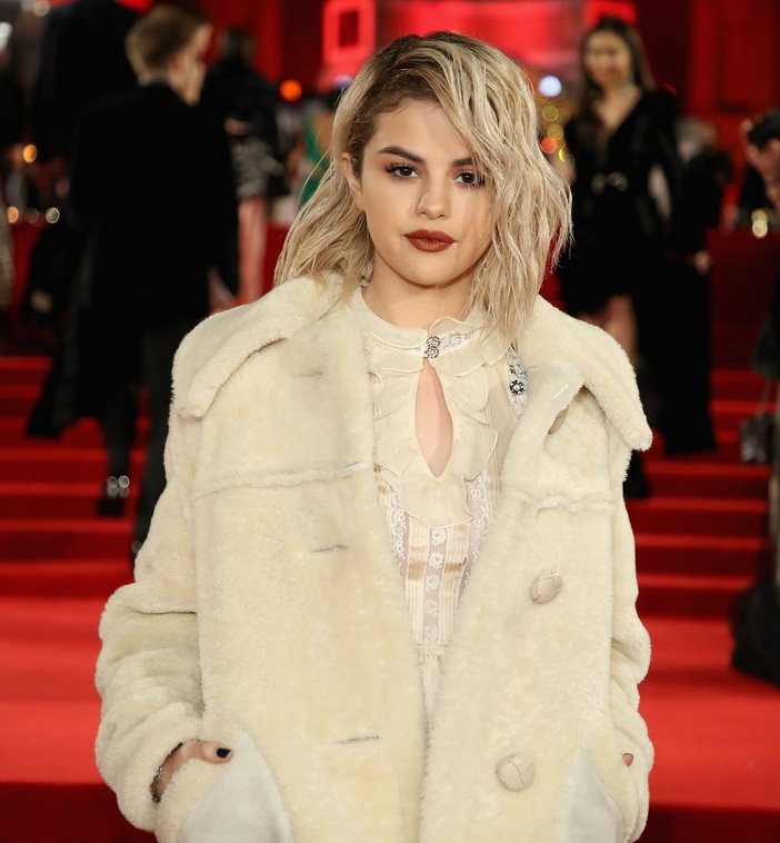 FOTO: Selena Gomez a purtat o haină care costă 86$ și internetul a luat-o razna