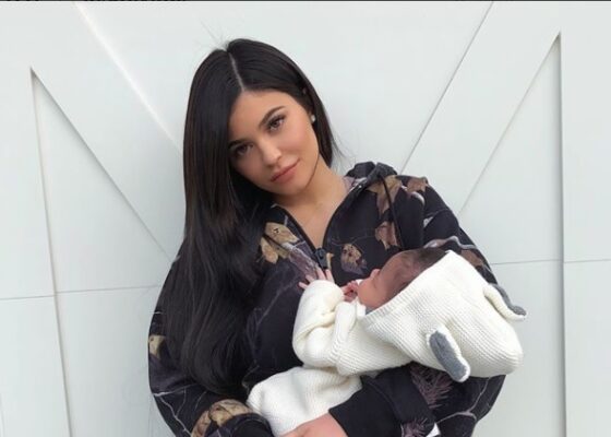 FOTO: Kylie Jenner a postat prima fotografie cu fetița ei. Cu cine seamănă?