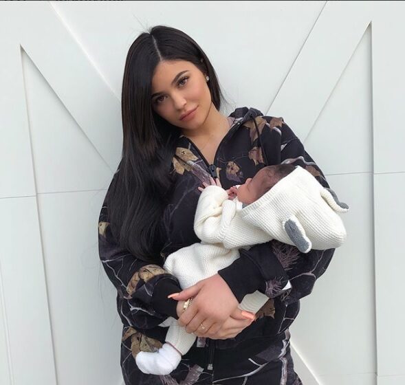 FOTO: Kylie Jenner a postat prima fotografie cu fetița ei. Cu cine seamănă?