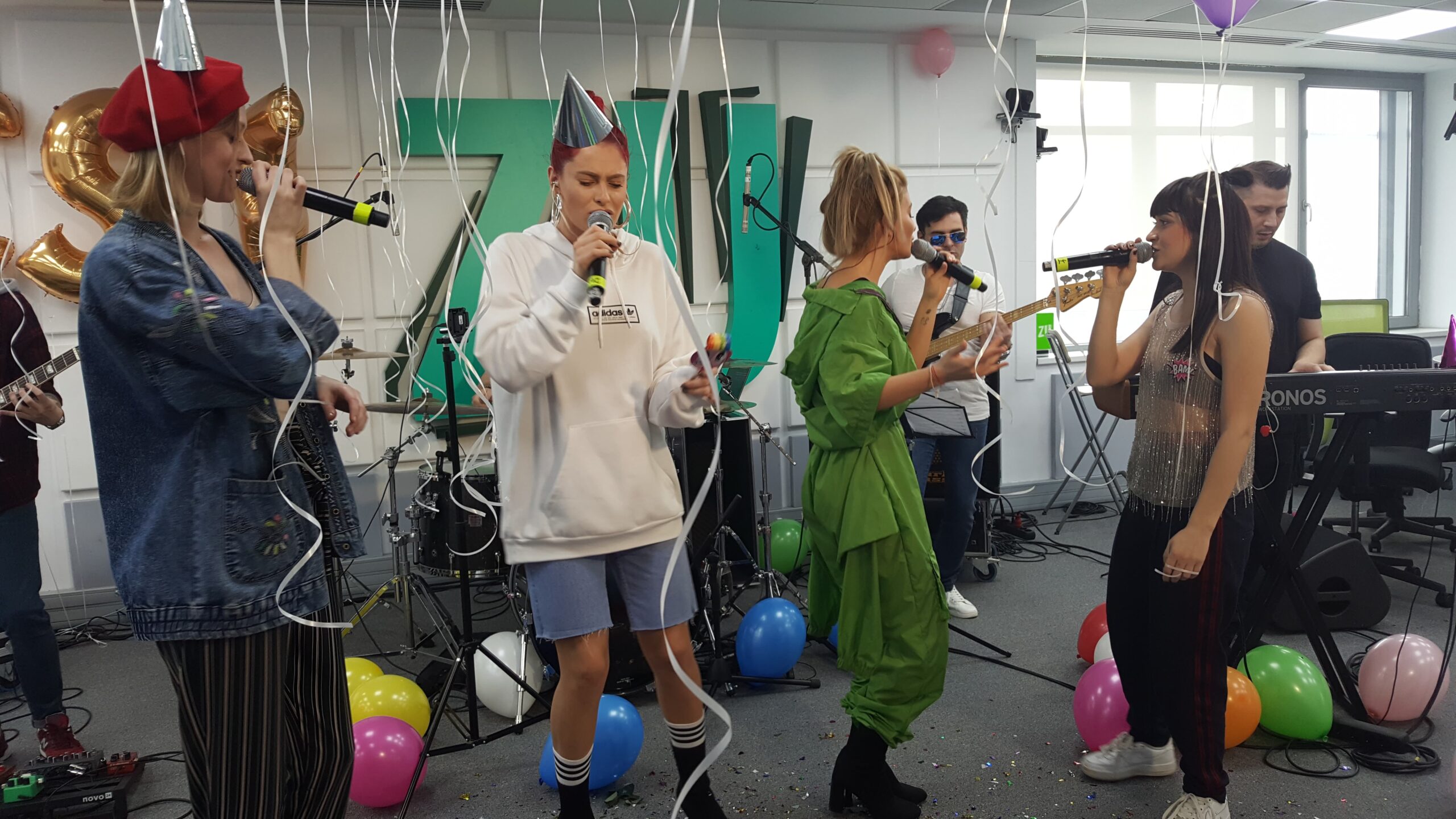 VIDEO: Ana Baniciu, Irina Rimes și Raluka au cântat pe heliu la Morning ZU