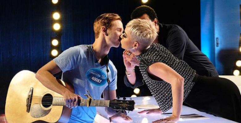 VIDEO OMG | Katy Perry a sărutat pe gură un concurent de la American Idol. Uite cum s-a întâmplat!