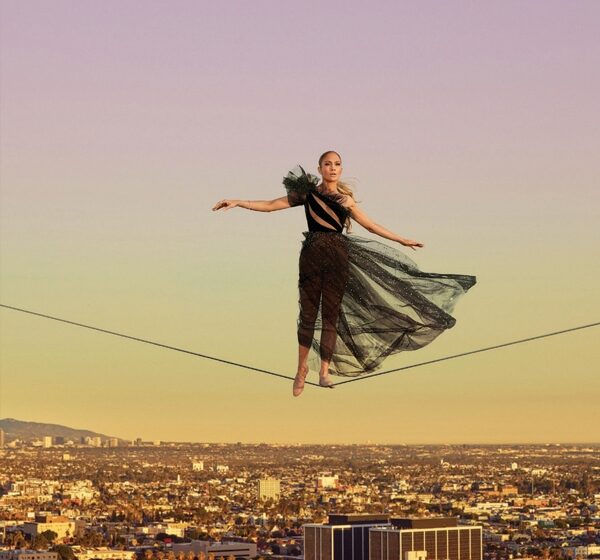 FOTO: Jennifer Lopez sfidează gravitația în cel mai NEBUN pictorial de până acum