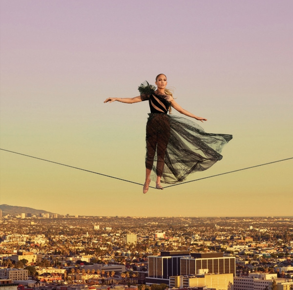 FOTO: Jennifer Lopez sfidează gravitația în cel mai NEBUN pictorial de până acum
