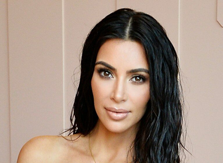 FOTO: Kim Kardashian a oferit FAIL-ul anului în materie de Photoshop