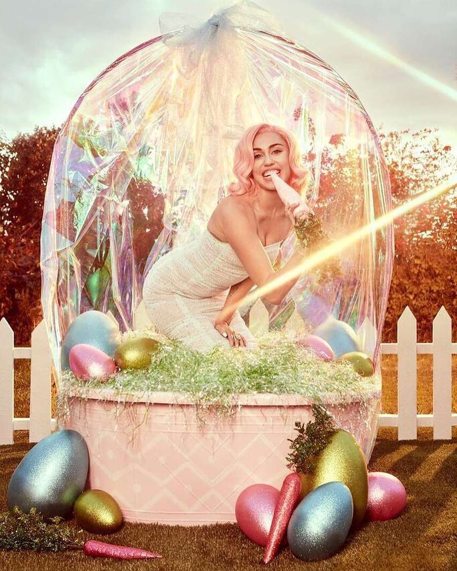 FOTO: Miley Cyrus e cel mai OBRAZNIC iepuraș de Paște