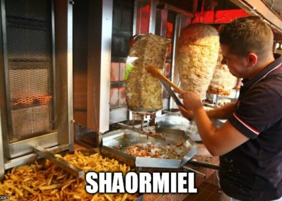PAȘTE CU DE TOATE: Un fastfood lansează în aceste zile shaormiel, shaorma cu drob!