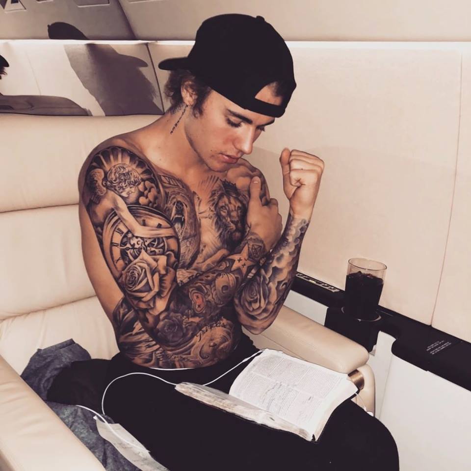 FOTO: Justin Bieber a petrecut peste 100 de ore în salonul de tatuaj. Așa arată rezultatul final!