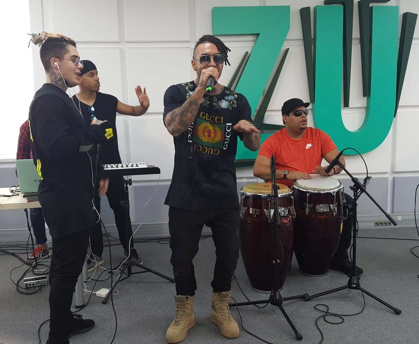 VIDEO: Alex Velea cântă Străino live la ZU, de ziua Antoniei