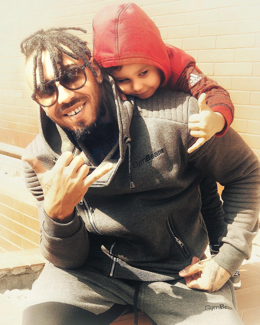 FOTO | Alex Velea și-a tatuat chipul lui Akim, fiul lui cel mic