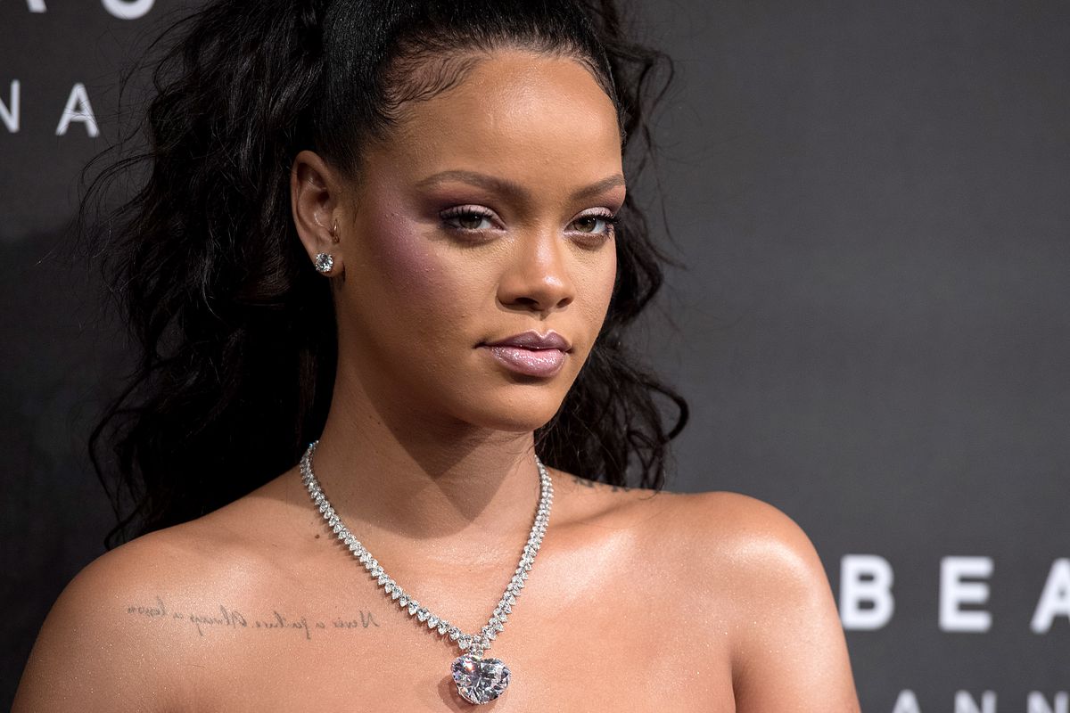 VIRAL | Mai mulți tipi o parodiază pe Rihanna în cea mai recentă reclamă la produse cosmetice