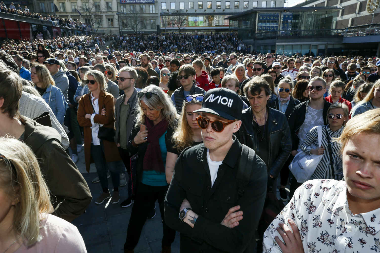 VIDEO: Mii de suedezi i-au adus un ultim omagiu lui Avicii, într-o ceremonie organizată la Stockholm