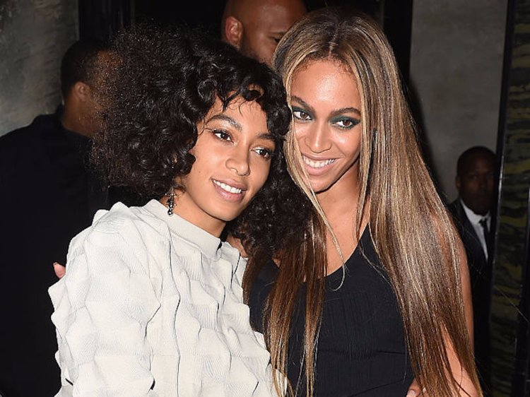 EPIC! Beyonce și sora ei, Solange Knowles, au căzut pe scena Festivalului Coachella