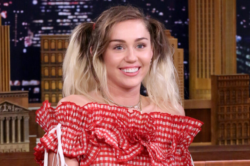 UPS! Miley Cyrus a dezvăluit momentul în care i-a spus mamei ei că e bisexuală