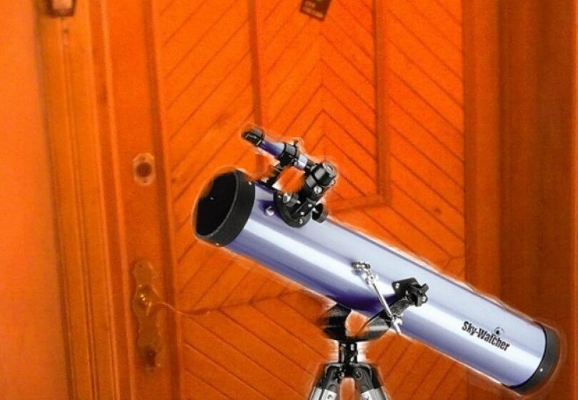 Pentru că nu mai vedea bine cine intră în bloc, un pensionar din Berceni și-a instalat un telescop în locul vizorului!